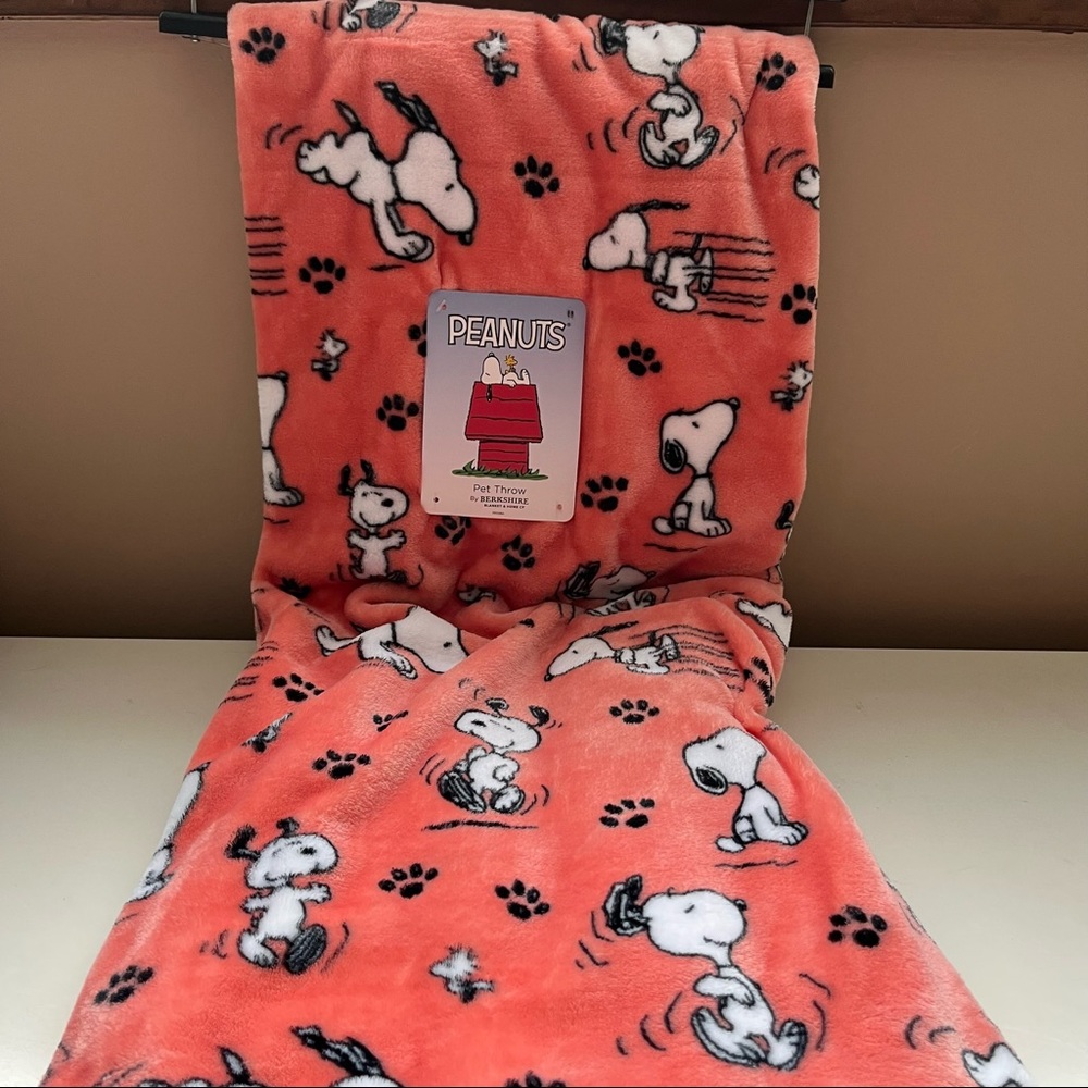 Peanuts Snoopy Berkshire Coral/Orange Throw Blanket - Picture 1 of 4